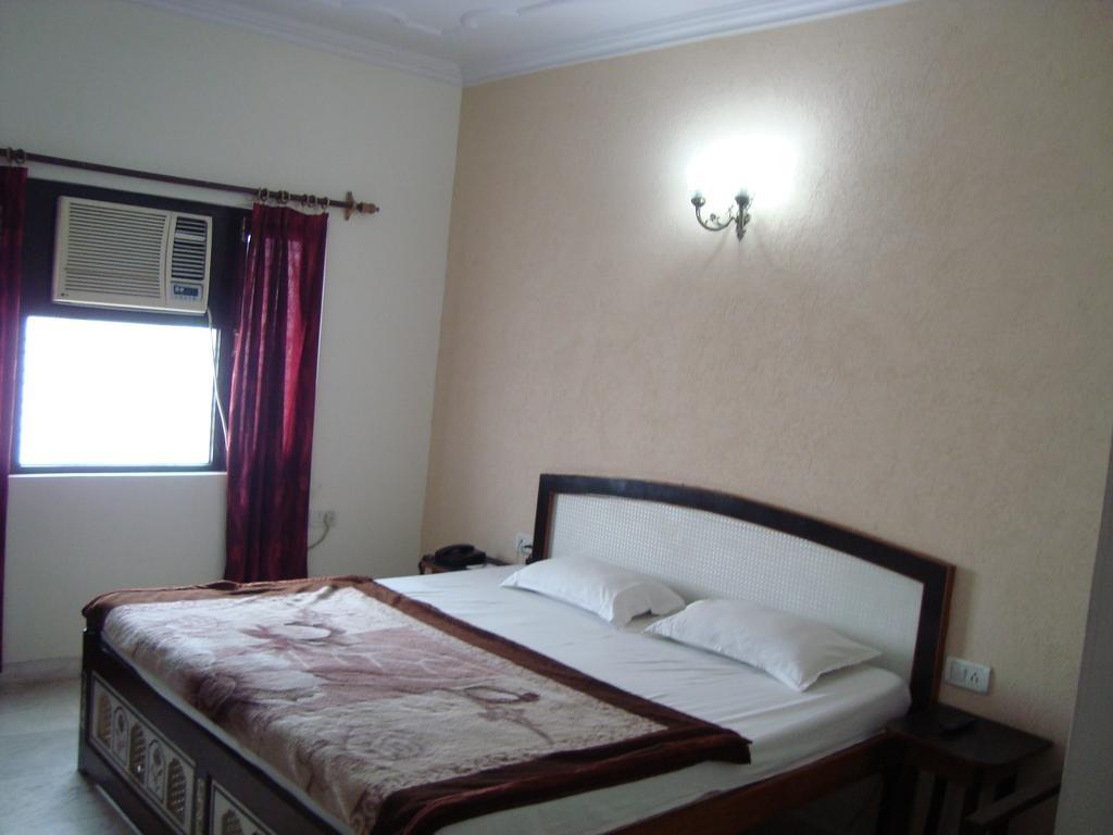 Hotel Dawat Palace Агра Стая снимка