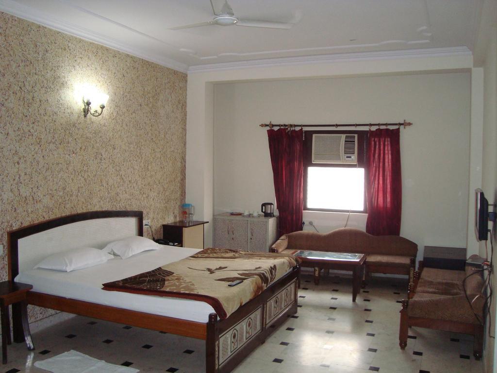 Hotel Dawat Palace Агра Стая снимка