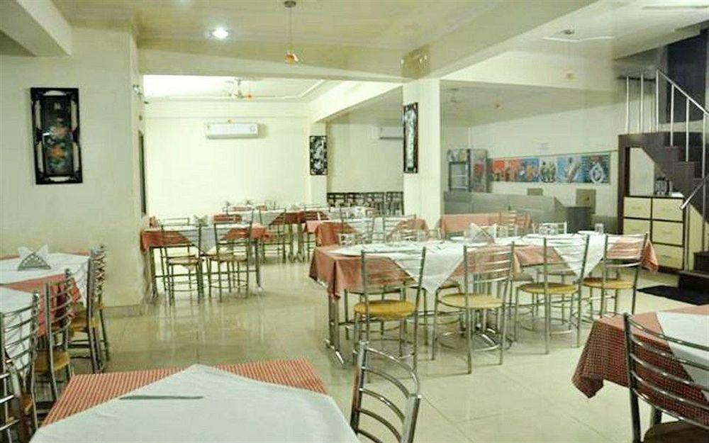 Hotel Dawat Palace Агра Екстериор снимка