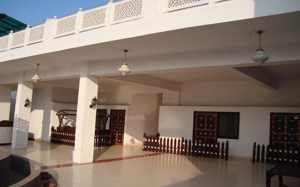 Hotel Dawat Palace Агра Екстериор снимка